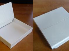 Caja expositor en cartón rígido con cierre de imán .